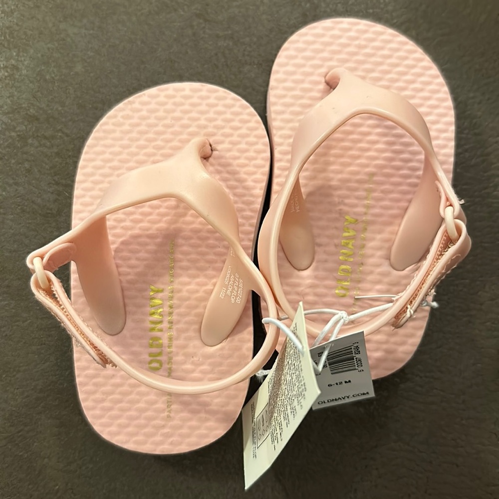 Brand new with tags old navy flip flop baby sandals 6-12 months, pink
